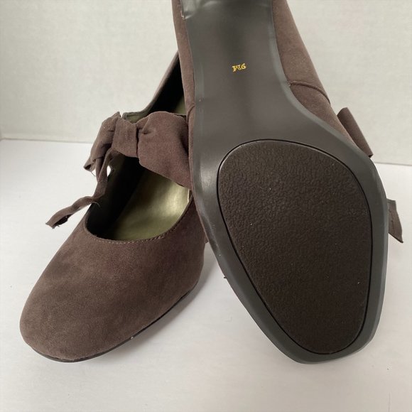COPY - ANN MARINO BROWN SUEDE BOW HEELS IN SIZE 9 - Picture 3 of 7
